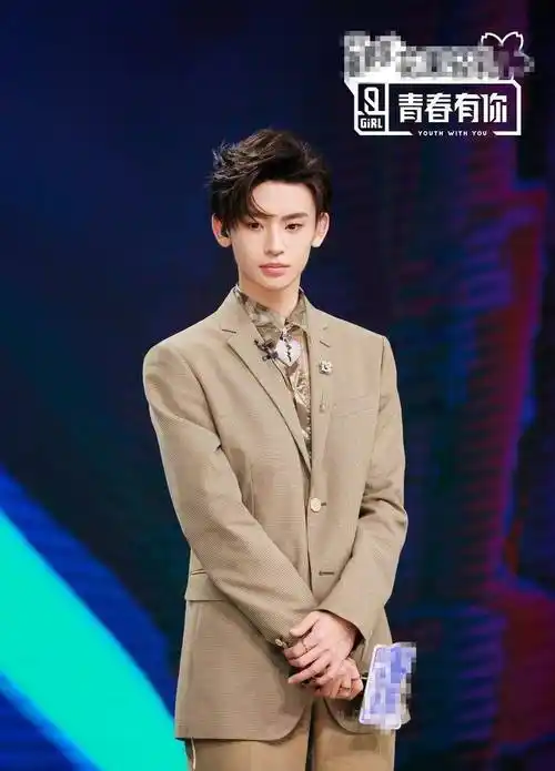 正骨后的小鬼,身姿挺拔了不少,穿着西装的样子帅呆了_王琳凯_青春