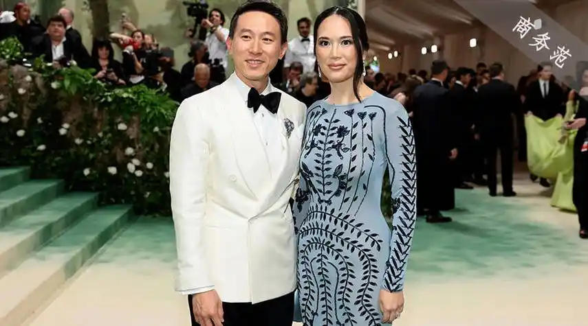 周受资走红毯被夸"冻龄",和老婆秀恩爱,"人类高质量cp"什么画风?