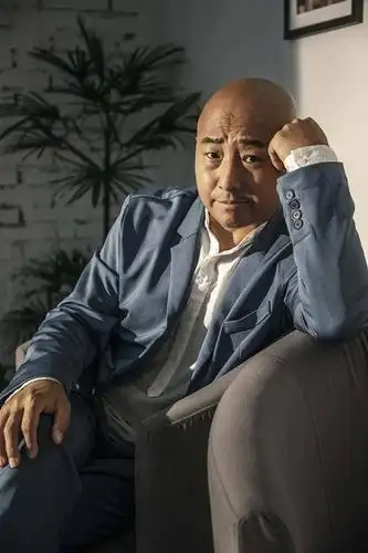 周晓鸥全新写真大片鸥曝光 光头与西装造型的碰撞令人惊喜