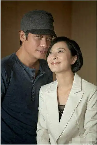 两人虽是二婚结合,如今10年过去了却照样恩爱,老夫老妻也会时不时的秀