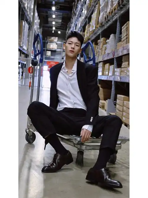 正装帅哥