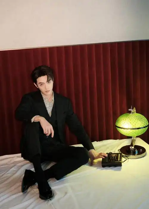 许凯最新大片释出条纹衬衫黑西装造型极简风好帅气