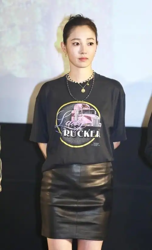 36岁的白百何也难逃发福穿黑t恤配皮裙虽时髦但凸显小肚腩