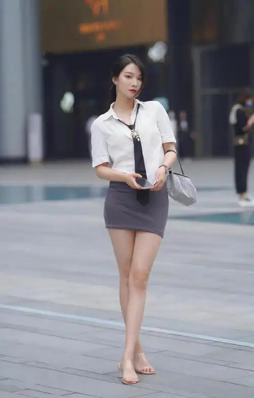 夏天的短裙咋这么招人喜欢?素人美女们穿着超美,一个比一个时髦