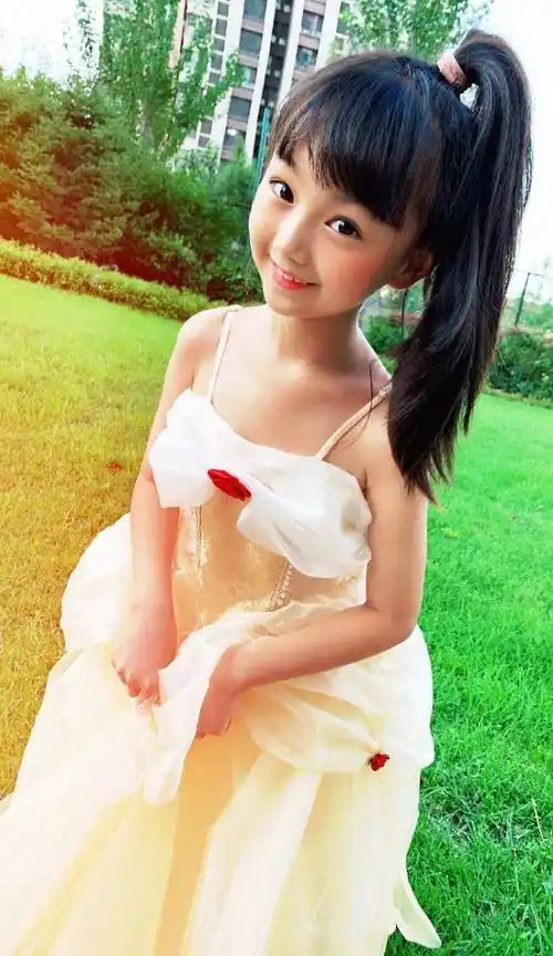 小山竹晒照庆祝8岁生日,小萌娃长成亭亭玉立美女了,甜美又可爱_漂亮