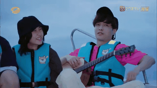 张艺兴张子枫清唱《吹牛皮》,兄妹相处好温暖,小日子过的太舒服