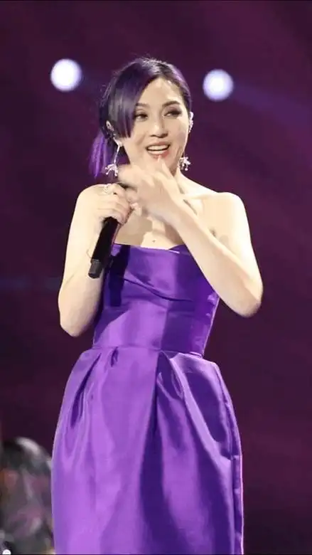 我说杨千嬅就是最适合紫色的人,谁懂!