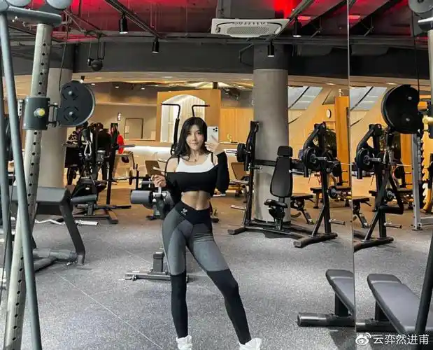 1米78刘太阳晒新照!大学进修身材傲人很显眼,体型欧美风人气高