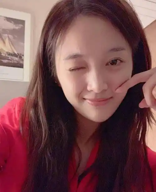 吴宣仪纪念创造101一周年,晒自拍素颜出镜,皮肤状态超好_照片_穿着