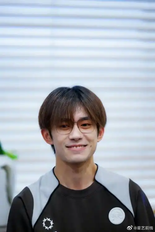 易烊千玺上影节预备会议生图#易烊千玺上影节预备会议生图,笑起来照