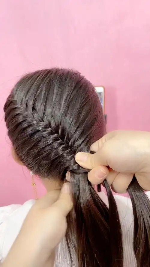 满头鱼骨辫,记住手法会编的更紧