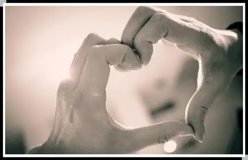 唯美情侣心形手势图片让我们一直这样走下去