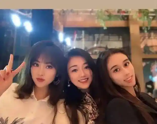 华为二公主姚安娜参加恋综,短发超可爱,露脐装超短裙大秀身材