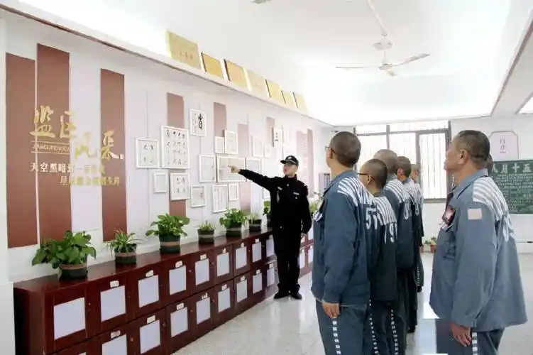 走进每个监区的监舍,首先映入眼帘的是一面主题文化墙,这面文化墙是