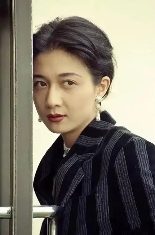 看了吴绮莉年轻旧照,才明白成龙"犯错"那句话