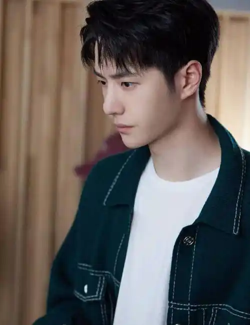 王一博出道九周年,再放头盔自拍,网友期待库存照还有后续_舞台_幸运