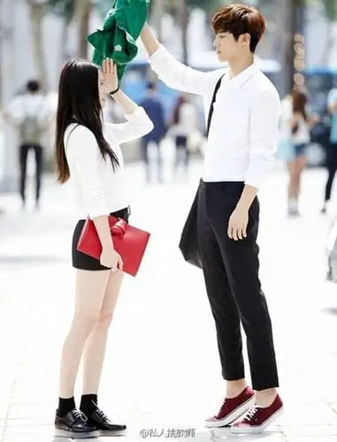 相差20厘米的最萌身高差图片