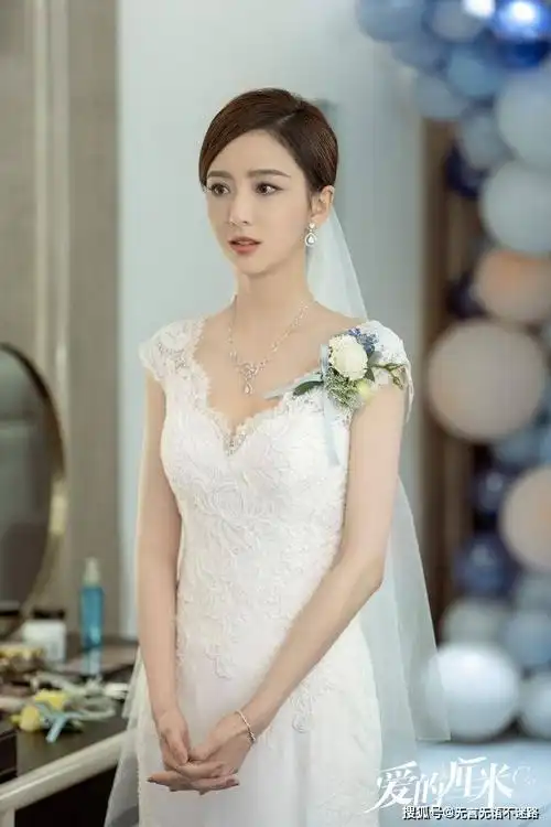 佟丽娅爱的厘米婚纱照美艳到极致