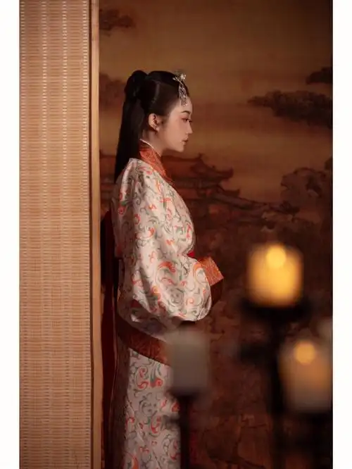 西汉早期绕襟红锦曲裾