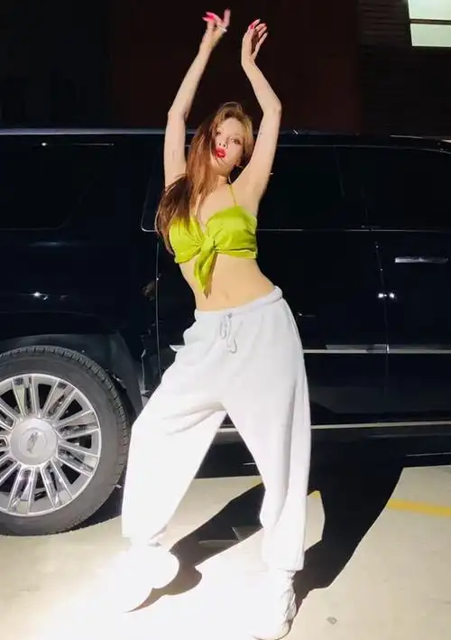 泫雅舞台表演出意外,坚持用手抓衣服完成舞蹈,敬业行为惹人夸