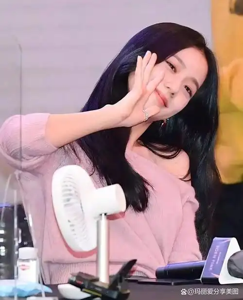 blackpink成员jisoo粉色露肩上衣,气质绝佳