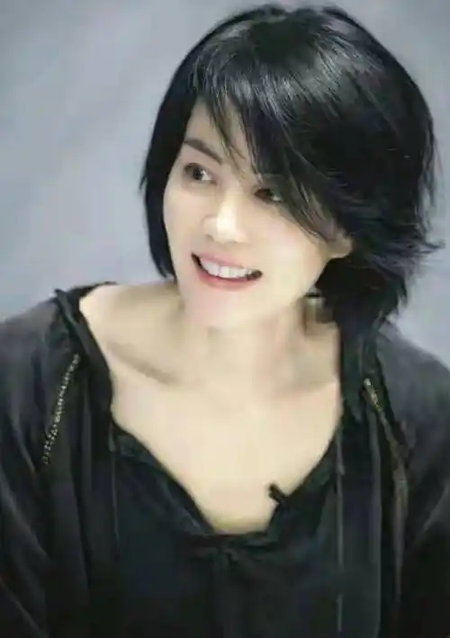 原创王菲终于换新发型短发烫卷还做了齐刘海和男友人同框不像52岁