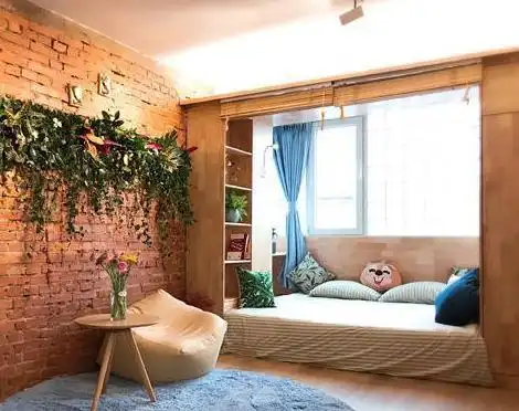 越来越多人会将阳台改造成小卧室了,比多买一间房还实用