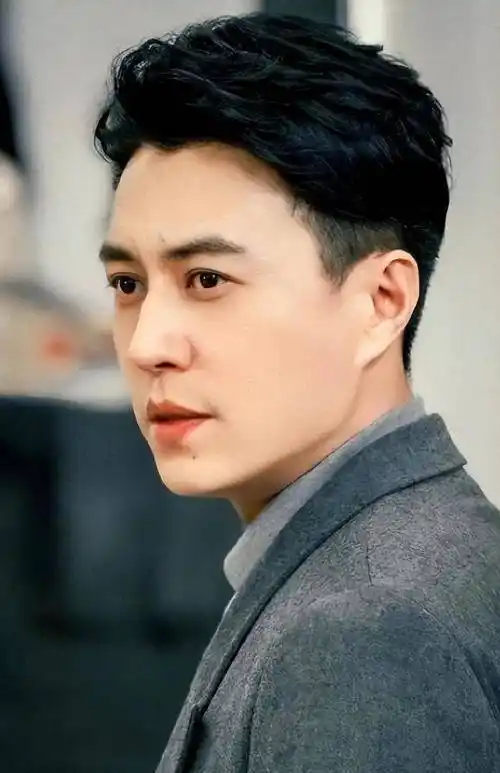 48岁靳东去广西出差,瘦回从前,真人贼帅,大妈街头偶遇疯狂尖叫