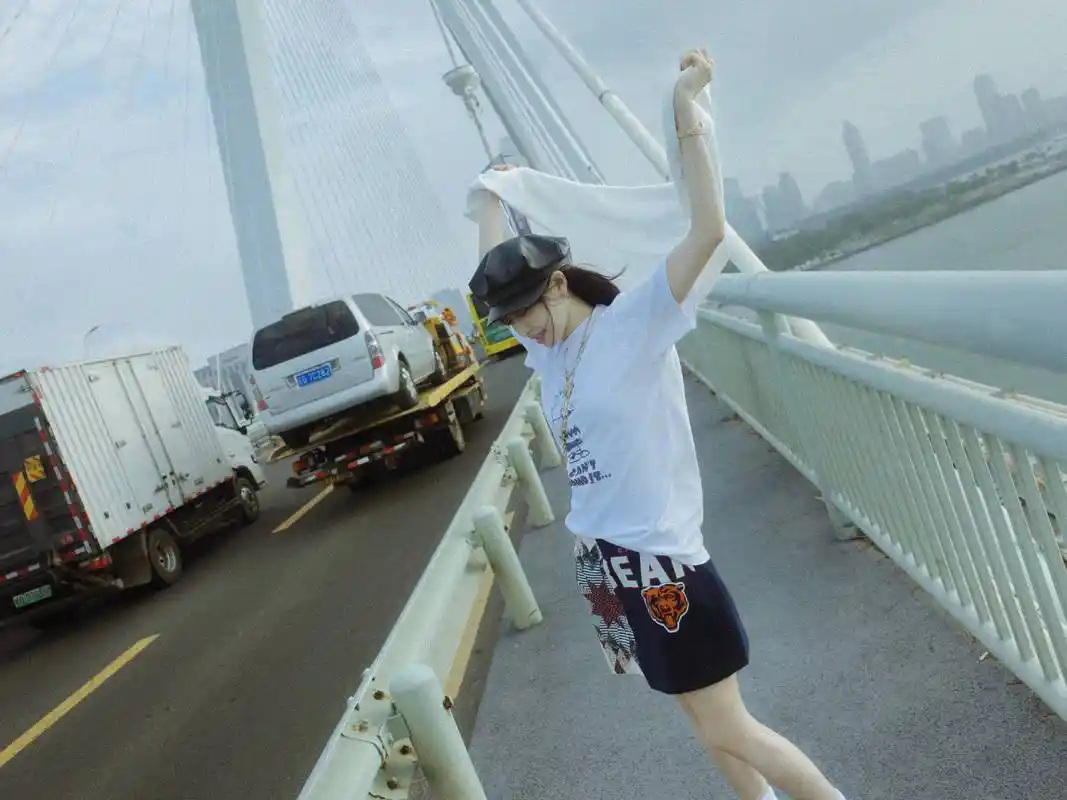 宋茜真敢穿,真空裸身直接套上毛绒背心,露出腹肌马甲线身材诱人_时尚