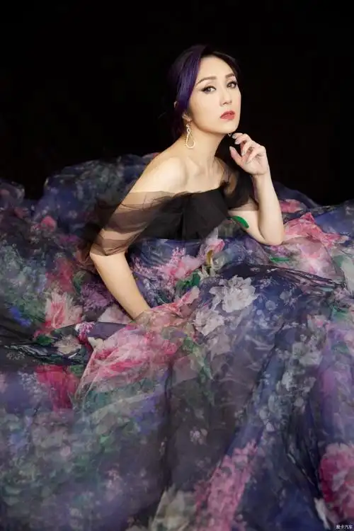 杨千嬅一袭华美花裙亮相 小秀香肩-爱卡汽车网论坛