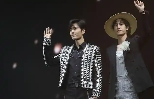 王一博肖战同台同穿西装风格却大不同肖战西装垫肩耍心机