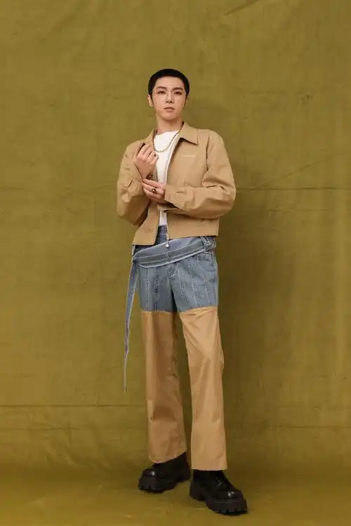 华晨宇寸头自拍