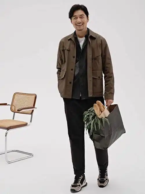 中年男人放任老态的表现:毛衣配衬衫,塞裤腰,看着油腻还没品位_时尚