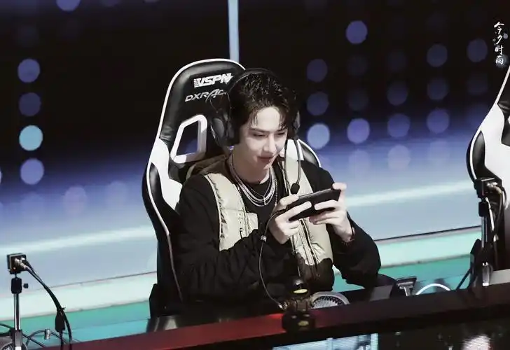 [王一博][新闻]201116 "非著名八倍镜"王一博热血进圈 这个战场最出色