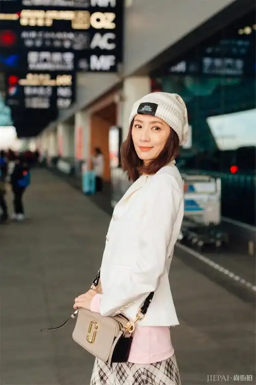 贾静雯穿格纹裙甜美清新,头戴针织帽嫩回20岁 – 尚街拍