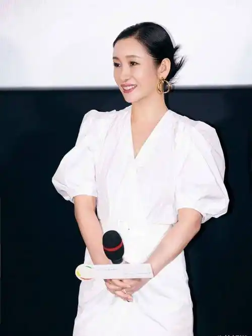 秦海璐出席活动,小腹微凸四肢略显肿胀,网友质疑怀二胎了_身材_年纪