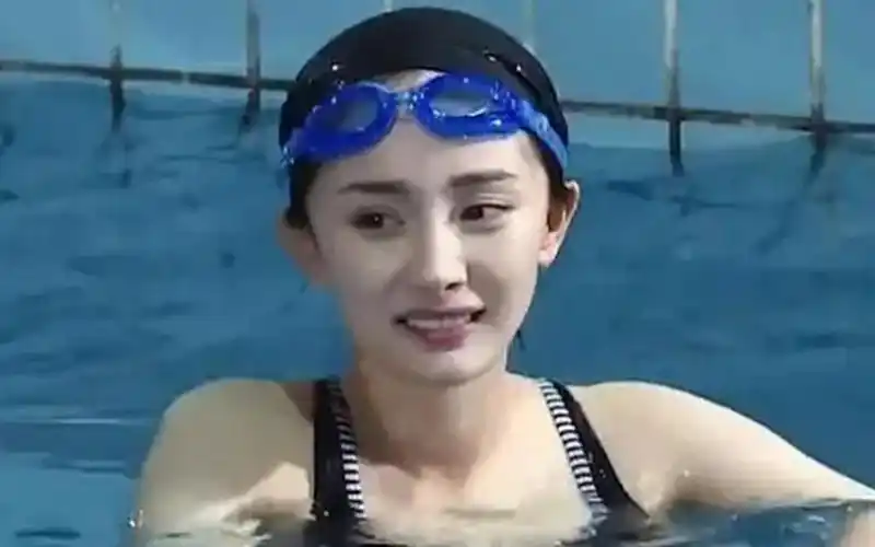 杨幂身材有多好?当她穿泳衣浮出水面的瞬间,网友:这谁顶得住!