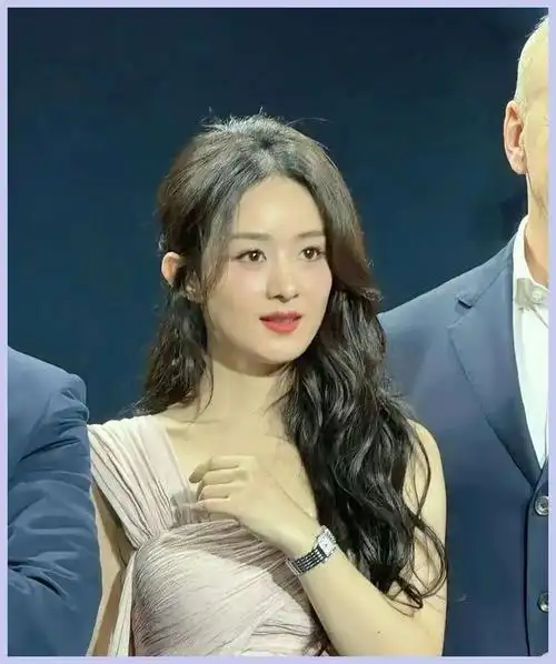 赵丽颖,以前是人人喜爱的娃娃脸美女,如今已37岁,步入了30多岁的行列.