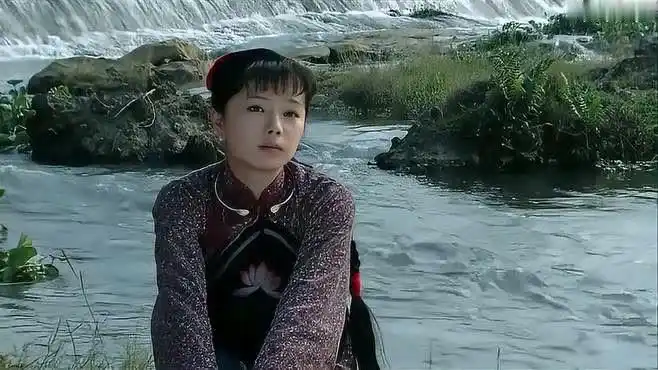 围屋里的桃花:小木匠离开村子,春丫每天都在村口等他,春心萌动