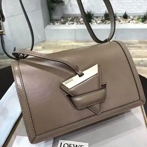 loewe barcelona巴塞隆纳包 个性中带著女孩的俏丽