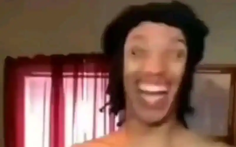 踩着天边云霞我告别疆场厮杀