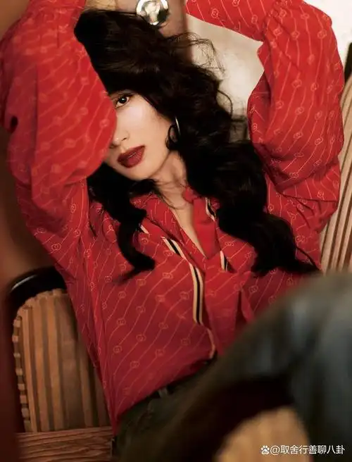 女星王紫璇晒度假照,穿橙色比基尼身材吸睛,被称为"校花女神"