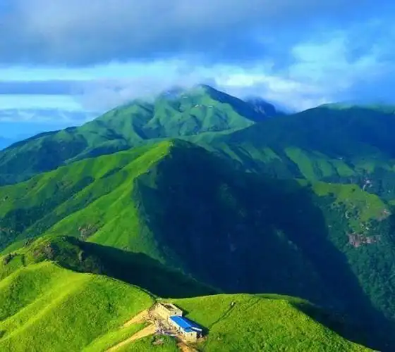 江西·武功山,山峦间流淌的云海如诗如画,让人有种飘然若仙的感觉!