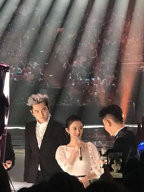 吴亦凡眼神动人拥抱赵丽颖,胜过无数偶像剧…|甜炸|吴亦凡-大陆_华商