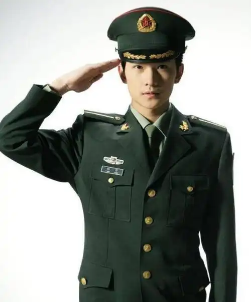 毕业于中国解放军艺术学院,杨洋在这个学校里,不仅是学习各种艺术方面