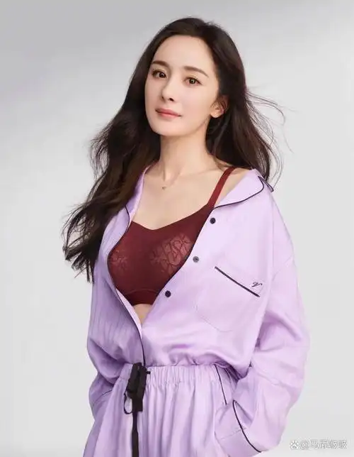 被杨幂身材秀到了,火辣魅惑,性感诱人,维密真的是找对人了