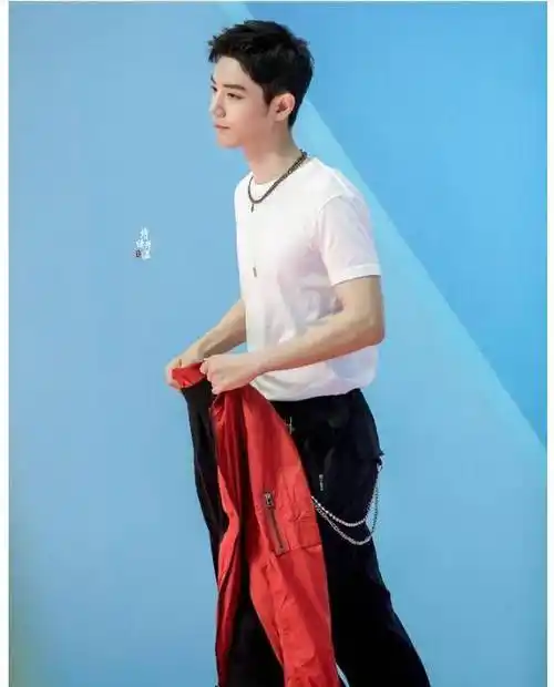 肖战代言又发新物料,短袖t恤寸头造型超级a,可甜可盐颜值巅峰_工作
