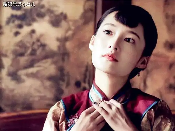 都有扮演过,比如迪丽热巴在电视剧《烈火如歌》中就扮演过村姑,不知道