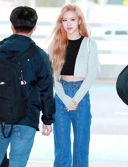 能视觉拉长双腿,强调出下半身穿搭的纵向线条感,不管你的身高多少,都