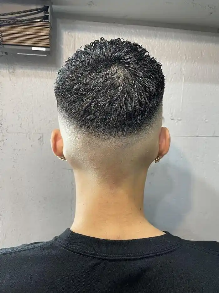 解锁渐变铲青发型:时尚界的流量密码,你get了吗